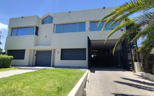 Alquiler de depósito de 900 m2 con oficinas premium próximo a Av. Italia y Camino Carrasco - Interra