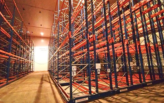 Venta de cámaras de frío industriales en Montevideo con estanterías móviles - Interra.