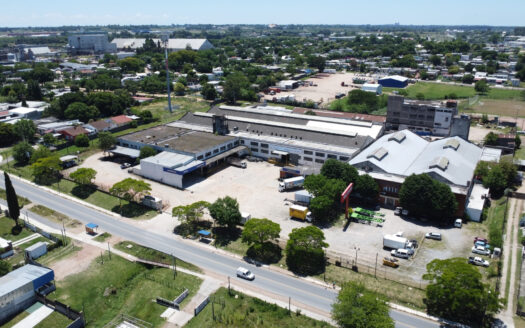 Detalle de inversión logística en Av. Luis Batlle Berres: Predio con renta anual del 8.3% en dólares, suelo urbano no consolidado e infraestructura 100% ocupada.