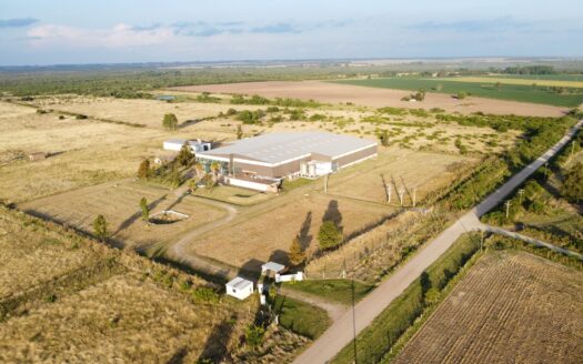 Fachada de nave logística premium de 5.000 m2 en predio de 5 hectáreas sobre Ruta 1, San José, Uruguay.