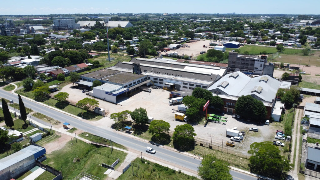 Detalle de inversión logística en Av. Luis Batlle Berres: Predio con renta anual del 8.3% en dólares, suelo urbano no consolidado e infraestructura 100% ocupada.