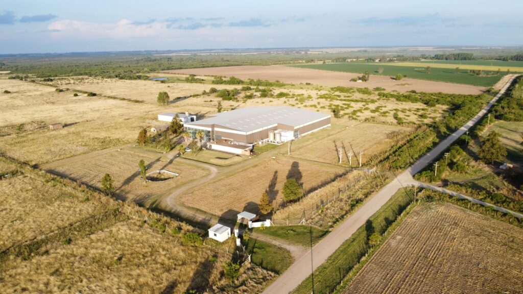 Fachada de nave logística premium de 5.000 m2 en predio de 5 hectáreas sobre Ruta 1, San José, Uruguay.